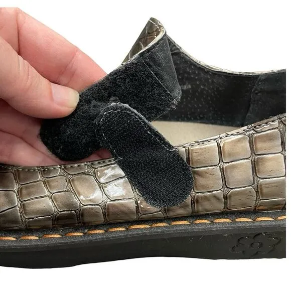 Savvy Mary Jane Copper Alligator Print Nurse Shoes Size 9
