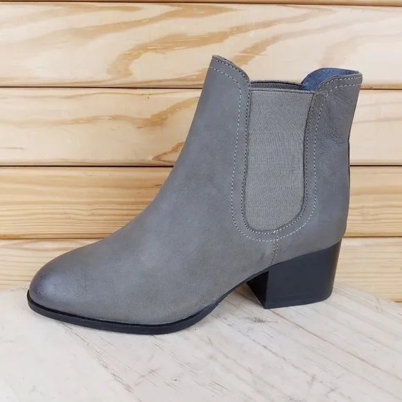 Seychelles Los Angeles 6 US Gray Leather Booties Boots Almond Toe Pull-on NEW