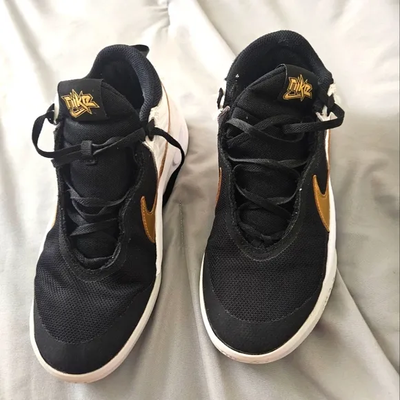 Size 6.5Y Nike Kids Team Hustle DIO GS Basketball Shoe Black/Metallic Gold/White