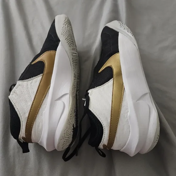 Size 6.5Y Nike Kids Team Hustle DIO GS Basketball Shoe Black/Metallic Gold/White