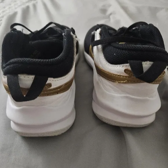 Size 6.5Y Nike Kids Team Hustle DIO GS Basketball Shoe Black/Metallic Gold/White
