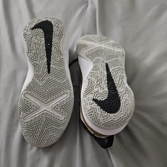 Size 6.5Y Nike Kids Team Hustle DIO GS Basketball Shoe Black/Metallic Gold/White