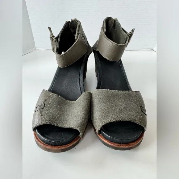 Sorel Joanie Green Black Leather Ankle Strap Wedge Lug Zip Sandals Shoes 8.5