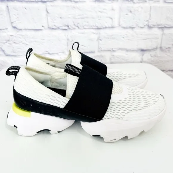SOREL Kinetic Impact Slip On Sneakers - Women’s SIZE 6