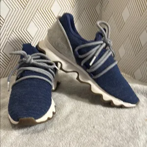 Sorel kinetic lace sneaker women’s tennis shoe size 7 Blue and Gray Sneakers