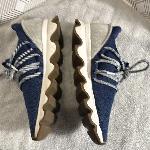 Sorel kinetic lace sneaker women’s tennis shoe size 7 Blue and Gray Sneakers