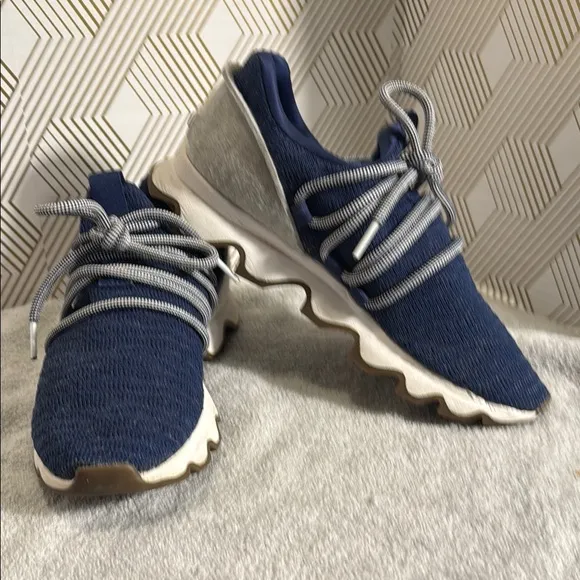 Sorel kinetic lace sneaker women’s tennis shoe size 7 Blue and Gray Sneakers