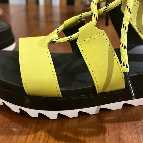 Sorel Roaming Lace Sandals Shoes New Bolt Yellow Black Women’s size 7.5