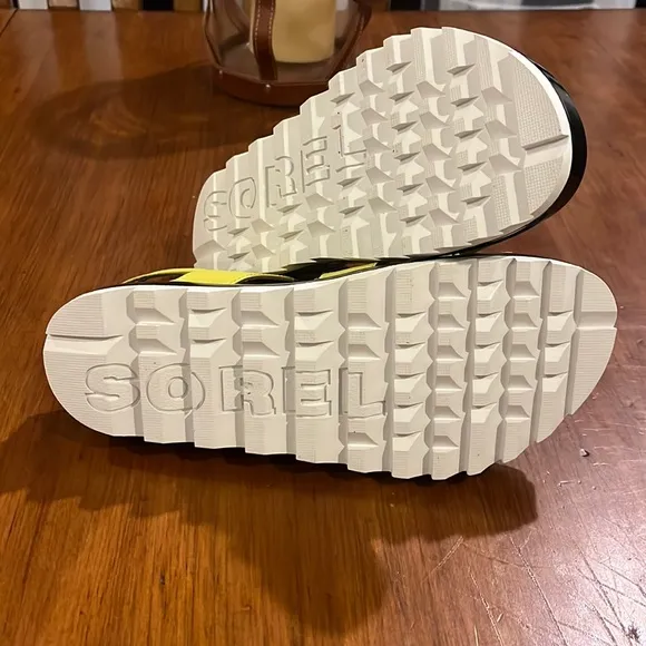 Sorel Roaming Lace Sandals Shoes New Bolt Yellow Black Women’s size 7.5