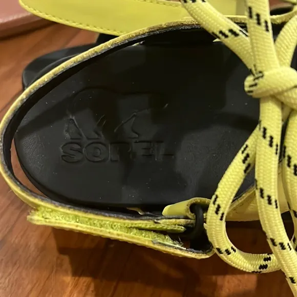 Sorel Roaming Lace Sandals Shoes New Bolt Yellow Black Women’s size 7.5