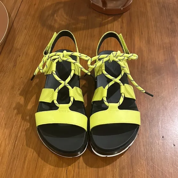 Sorel Roaming Lace Sandals Shoes New Bolt Yellow Black Women’s size 7.5