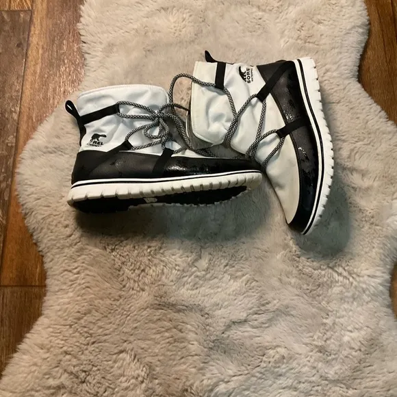 SOREL Winter Boots Womens Size 10.5 Sea Salt Cozy Explorer Non Shell Lined Lace