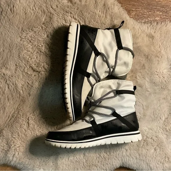 SOREL Winter Boots Womens Size 10.5 Sea Salt Cozy Explorer Non Shell Lined Lace
