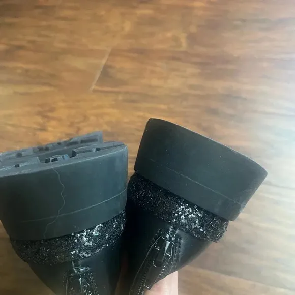 Steve Madden Black Chelsea Booties w Glitter- NWT girls size 5