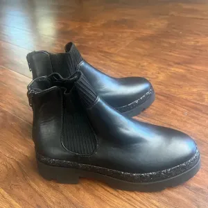 Steve Madden Black Chelsea Booties w Glitter- NWT girls size 5