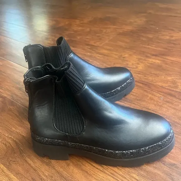 Steve Madden Black Chelsea Booties w Glitter- NWT girls size 5