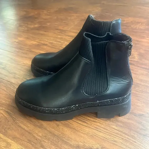 Steve Madden Black Chelsea Booties w Glitter- NWT girls size 5