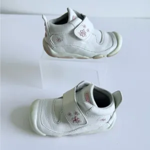 Stride Rite Ally White Leather Baby Booties Flower Embroidery Size 5W EU 21