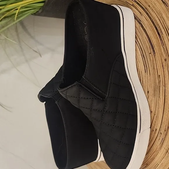 Sugar Kallie2 Black Quilted Slip-On Sneakers Women's Size 8.5
