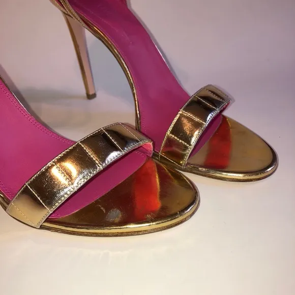 Sz 40 OSCAR TIYE Gold Malikah Mirrored Leather Wing Heeled Sandals