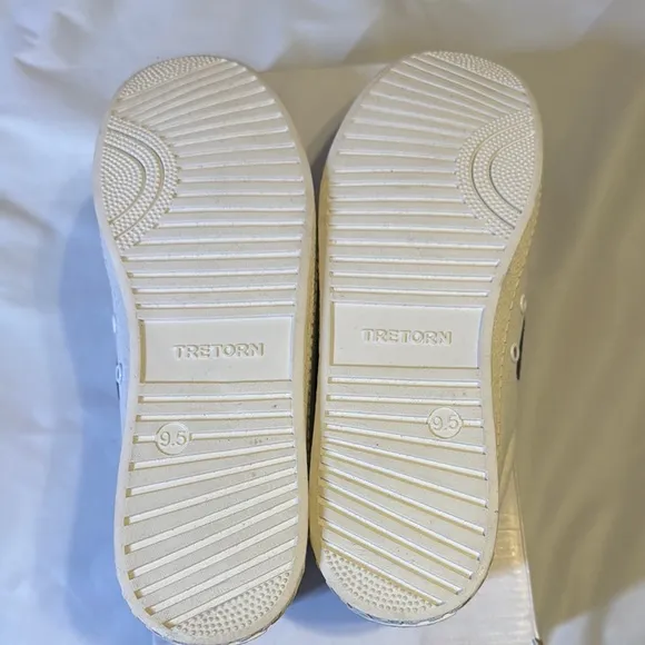 Sz 9.5 Tretorn White and Navy Sneakers