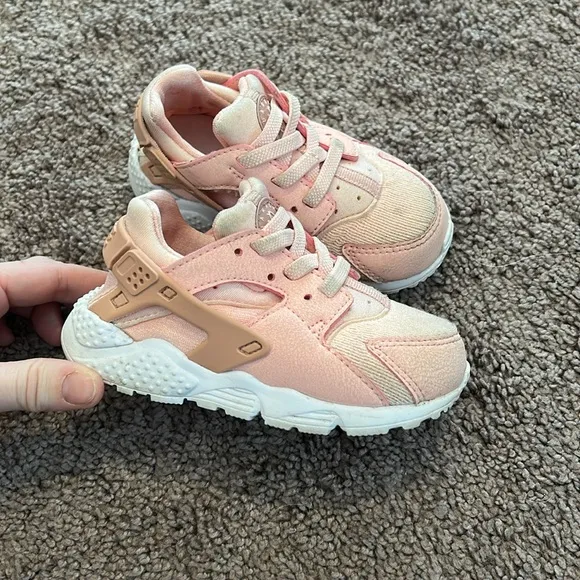Toddler girl size 6 Nike floral court boroughs and size 7 Nike huaraches bundle