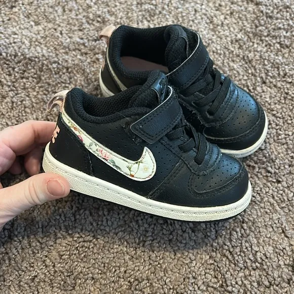 Toddler girl size 6 Nike floral court boroughs and size 7 Nike huaraches bundle