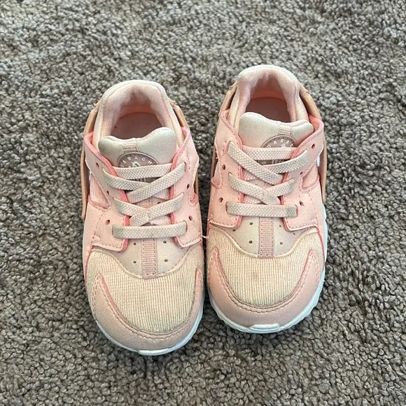 Toddler girl size 6 Nike floral court boroughs and size 7 Nike huaraches bundle