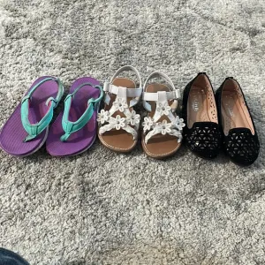 Toddlers sz9 lot of 3 shoes slippers