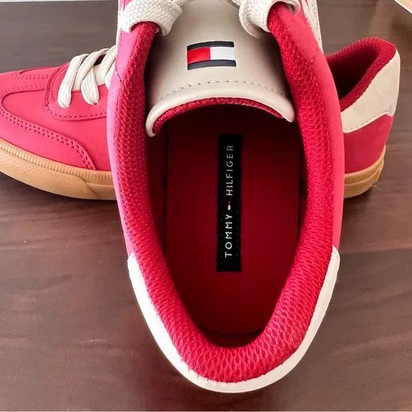 Tommy Hilfiger Women’s Casual Lace-up Sneakers