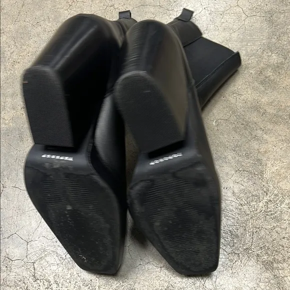 Topshop Black Heeled Chelsea Boots with Modern Design