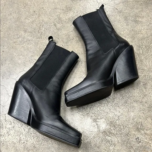 Topshop Black Heeled Chelsea Boots with Modern Design