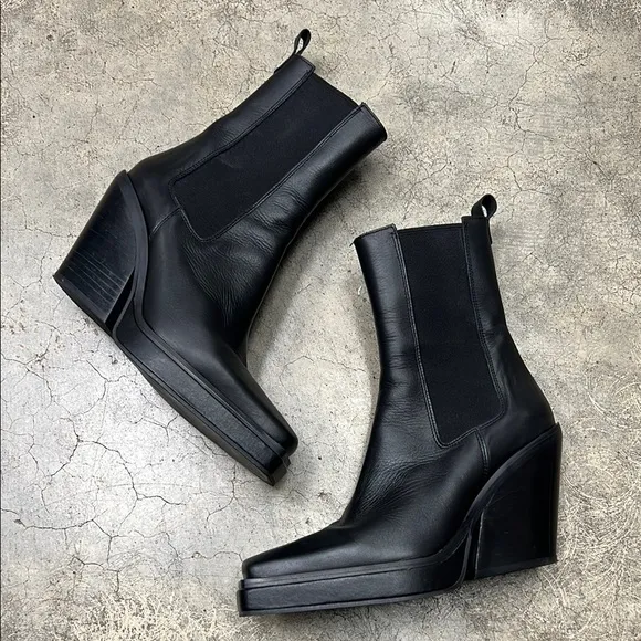 Topshop Black Heeled Chelsea Boots with Modern Design