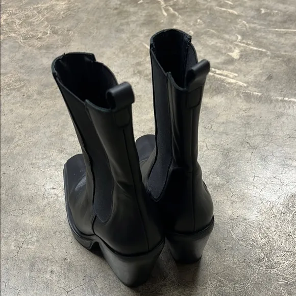 Topshop Black Heeled Chelsea Boots with Modern Design