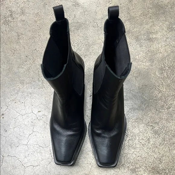 Topshop Black Heeled Chelsea Boots with Modern Design