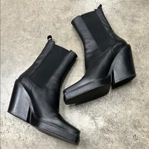 Topshop Black Heeled Chelsea Boots with Modern Design