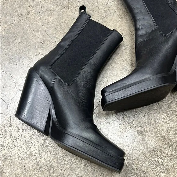 Topshop Black Heeled Chelsea Boots with Modern Design