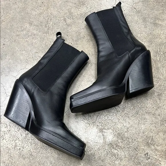 Topshop Black Heeled Chelsea Boots with Modern Design