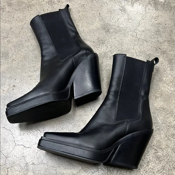Topshop Black Heeled Chelsea Boots with Modern Design
