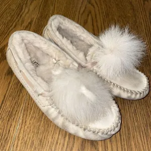 UGG DAKOTA POM POM  Cream SUEDE MOCCASINS WOMEN'S SLIPPERS Size 5