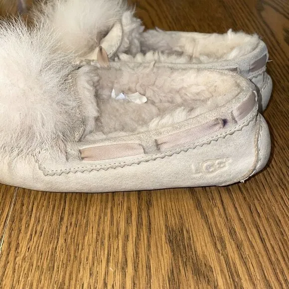 UGG DAKOTA POM POM  Cream SUEDE MOCCASINS WOMEN'S SLIPPERS Size 5