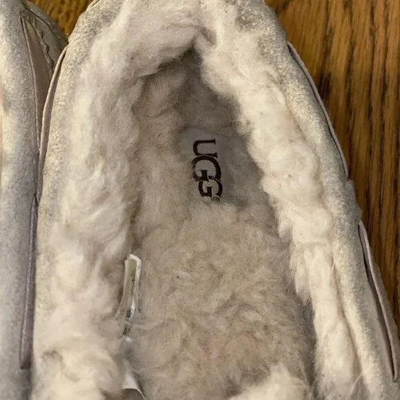 UGG DAKOTA POM POM  Cream SUEDE MOCCASINS WOMEN'S SLIPPERS Size 5