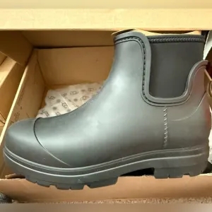 UGG Droplet women’s slip on boots - size 5 - Brand new in box.