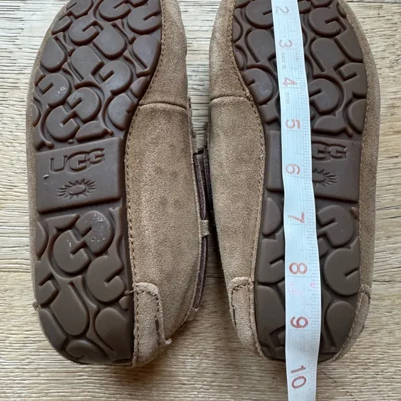 Ugg kids slippers size 4 chestnut never worn price firm!!!