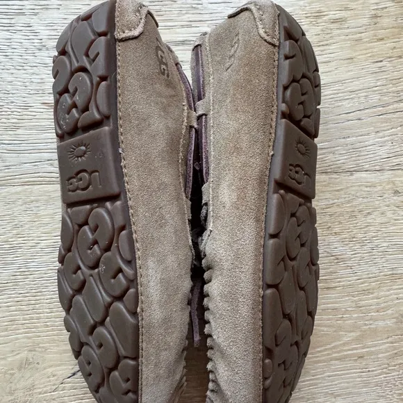 Ugg kids slippers size 4 chestnut never worn price firm!!!