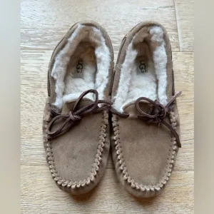 Ugg kids slippers size 4 chestnut never worn price firm!!!