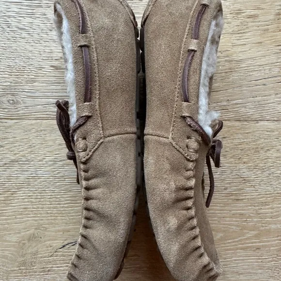 Ugg kids slippers size 4 chestnut never worn price firm!!!