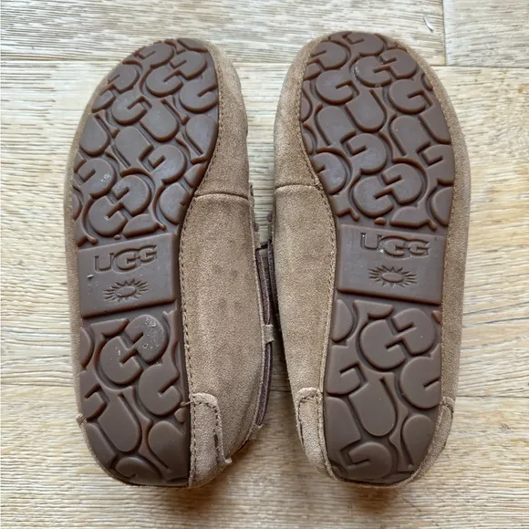 Ugg kids slippers size 4 chestnut never worn price firm!!!