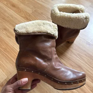 UGG Lynnea Leather Boot - size 9