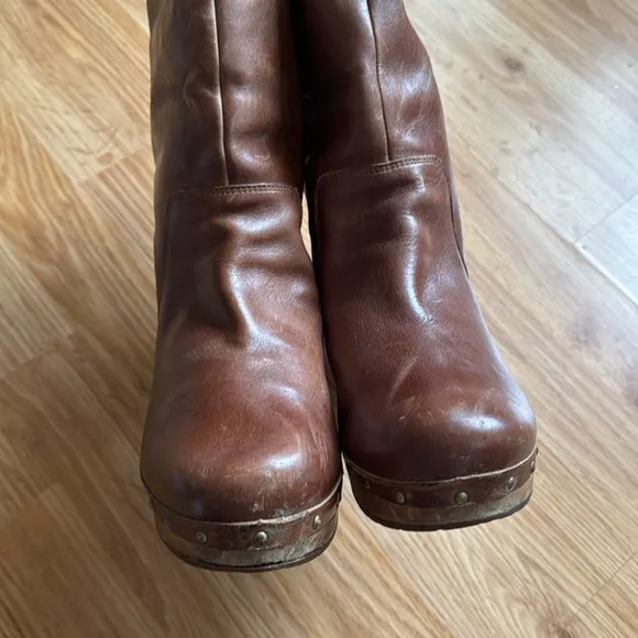 UGG Lynnea Leather Boot - size 9